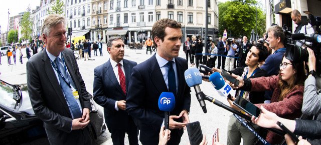 Pablo Casado atiende a los medios de comunicación en Bruselas